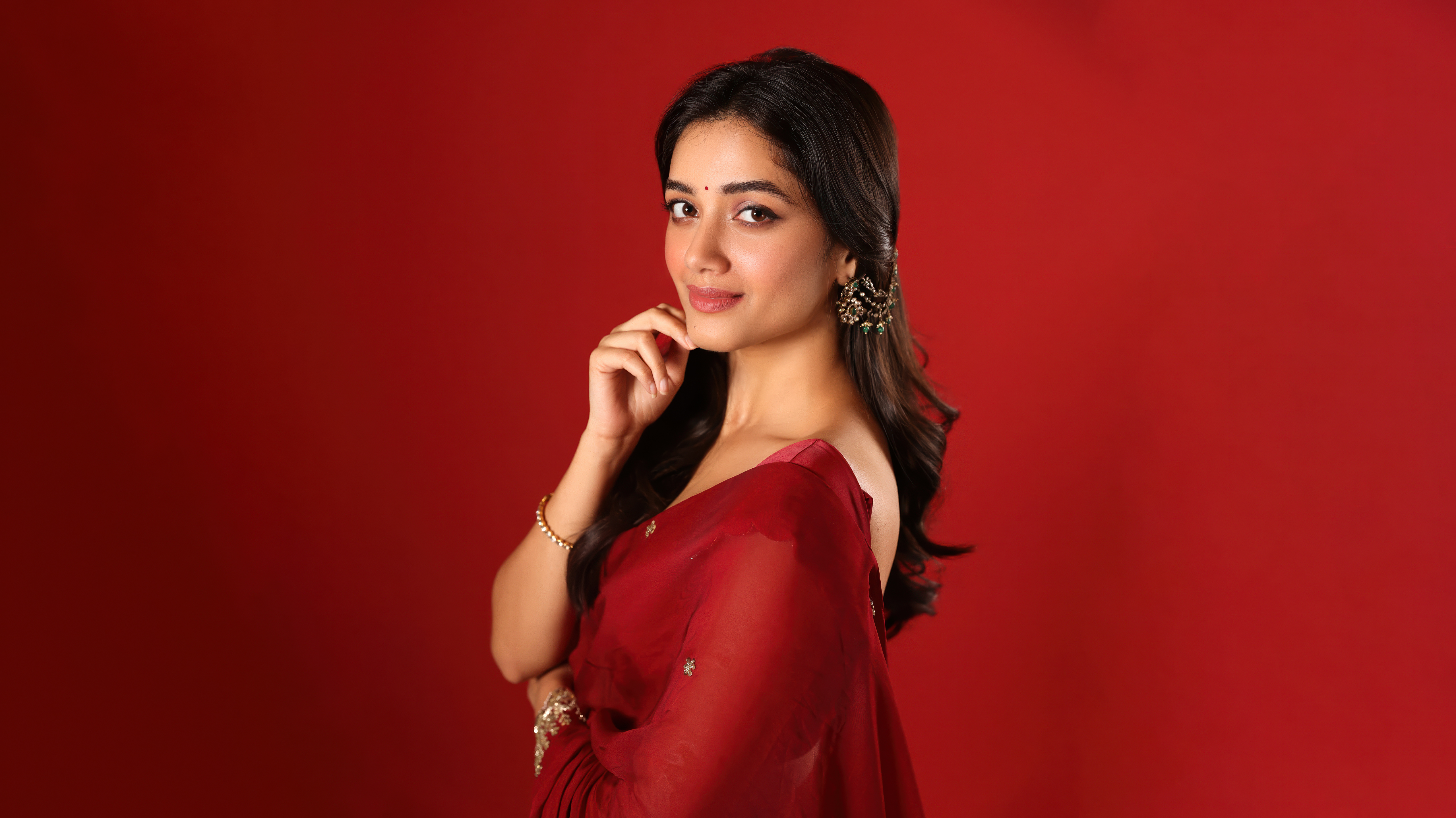 Bhagyashri Borse Saree Wallpaper